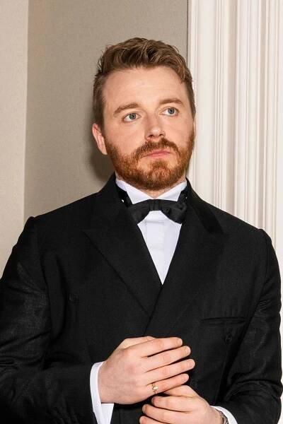 Jack Lowden just wants to give thanks to “really high-waisted pants”