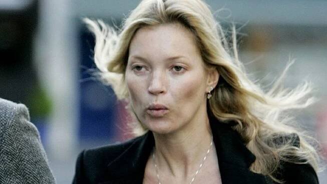 Mrkněte, jak to vypadá, když si Kate Moss v pořádné zimě nevezme podprsenku - Super.cz