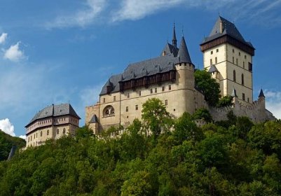 Soubor:View of the castle Karlstejn from the southeast. Czech Republic.jpg – Wikipedie