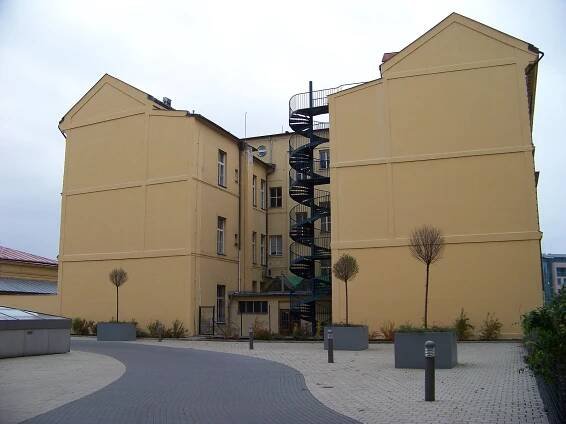 Soubor:Vysočany, Anglické gymnázium, zezadu.jpg