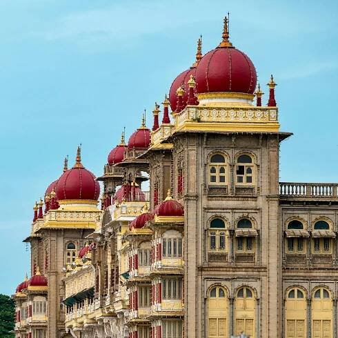 bezplatná Úžasný architektonický pohled na palác Mysore s pulzujícími kopulemi v Mysuru v Indii. Základová fotografie