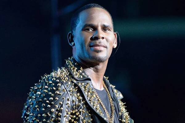 R. Kelly performs onstage during R. Kelly, New Edition and The Jacksons at the 2013 BET Experience