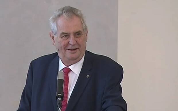 Galerie: Zeman na schodech klopýtl a ztratil botu. Pádu zabránila ochranka - Fotka 2 - Echo24.cz