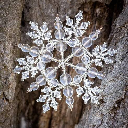 Alena Gondeková on Instagram in 2025 | Beaded christmas ornaments, Fancy christmas ornaments, Beaded snowflakes ornament