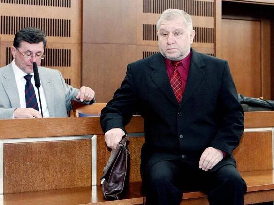 Poškodili své obchodní partnery o miliony, soud je poslal za mříže