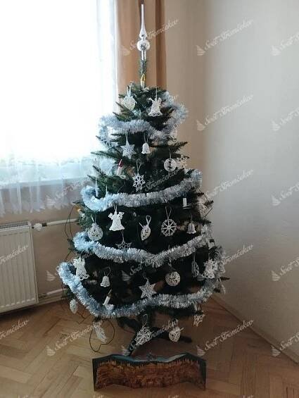 Umelý vianočný stromček s bielymi ozdobami s umelým stojanom.