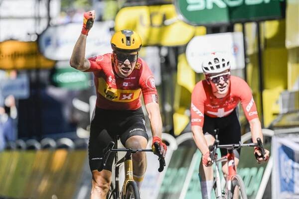 Tadej Pogačar spadol v závere jedenástej etapy Tour de France. Van der Poelovi nevyšla stíhacia jazda, z úniku vyhral Abrahamsen