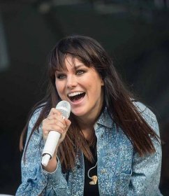 Vystoupení Ewy Farné na Rodinném festivalu Blue Style Prima Fest v areálu Šiklova Mlýna.