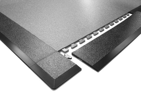 Náběhová lišta-roh StandardRecycled z recyklovaného PVC – 100×100×3-6 mm, zdrsněný povrch, antracit