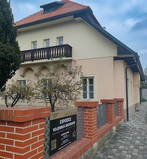 Pohled na Rýdlovu vilu z ulice Novoměstská