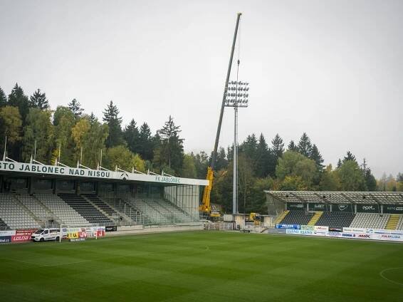 Stadion v Jablonci má nová světla. Rekonstrukce už byla potřeba