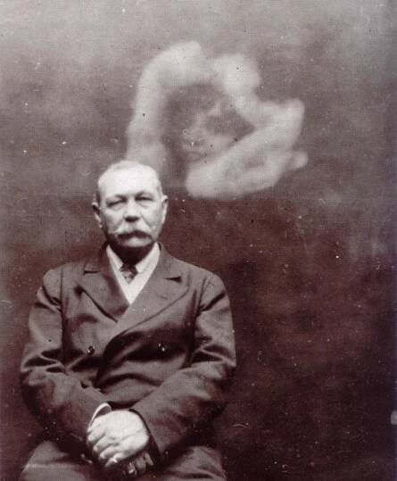 File:Photo of Sir Arthur Conan Doyle with Spirit, by Ada Deane.jpg - Wikimedia Commons