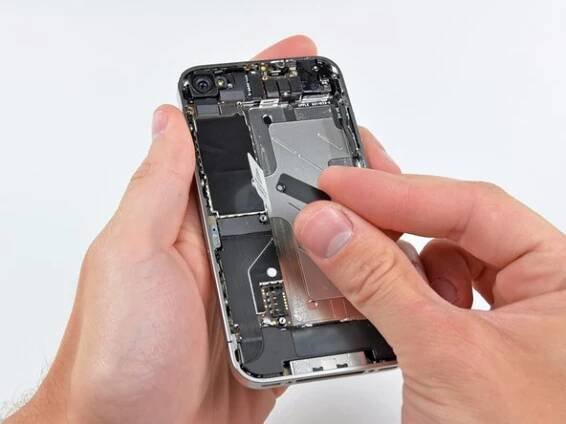 iPhone 4 Teardown: step 8, image 2 of 3