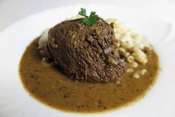 Recept ze zvěřiny - Plec z divokého prasete s hořčicovou omáčkou