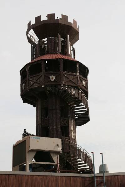 Soubor:Chvalovice-Hatě, Excalibur City - vyhlídková věž (4322).jpg – Wikipedie