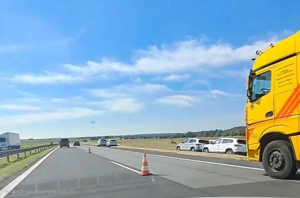 Kamion s novými vozy sjel z dálnice D10, řidič se podle svých slov necítil dobře