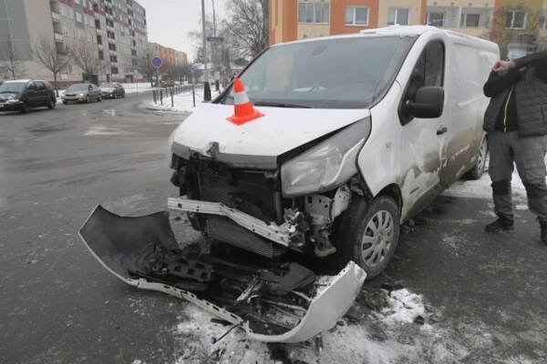 U Albertu v Přerově se srazila dodávka s osobním autem, jeden zraněný