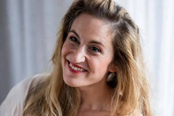 Týna Průchová: „S každou knížkou odlétám z reality do jiných krajů. A s divadlem je to stejné.“ Herečka známá z pohádky Slíbená princezna je vášnivá čtenářka | Knihkupec