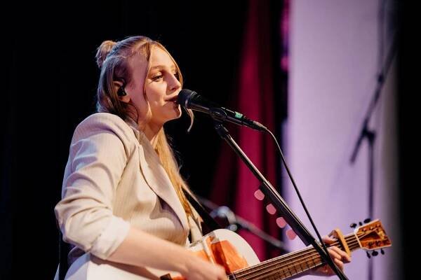 LIVE: Tereza Balonová křtila album Lampiony a potvrdila pověst nejtalentovanější současné mladé umělkyně