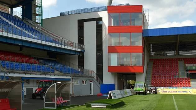 Fotbalový stadion Viktorie Plzeň má první z rohových věží