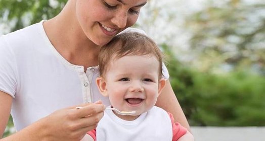 Jak se miminko naučí jíst lžičkou?