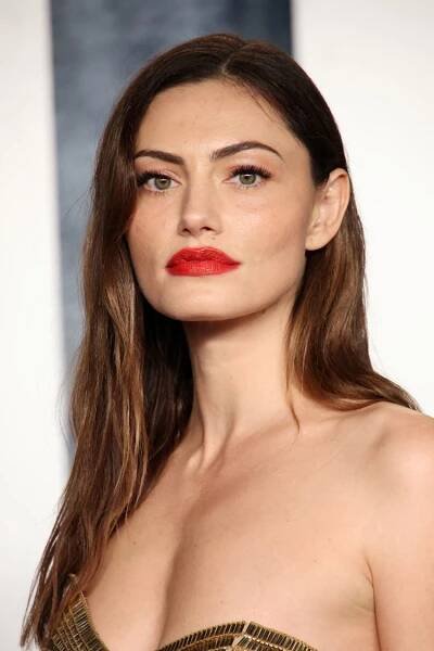 Phoebe Tonkin 80s makeup looks