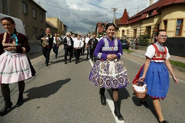 Kyjovské dožínky jsou tradiční folklorní akcí. Průvod v tradičních krojích prošel městem s několika zastávkami za doprovodu dechové hudby.