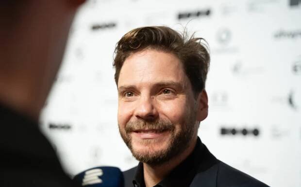 Galerie: Ve Varech převzal cenu německý herec, režisér a producent Daniel Brühl - Fotka 8 - Echo24.cz