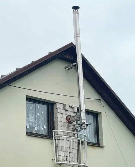 Obzvláště mnoho domácností se rozhodlo pro montáž nerezového komína, který neprochází střechou, ale svislou stěnou rodinného