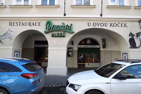 V pražské restauraci U Dvou koček tehdy netušili, že se k nim vetřel falešný vrchní.