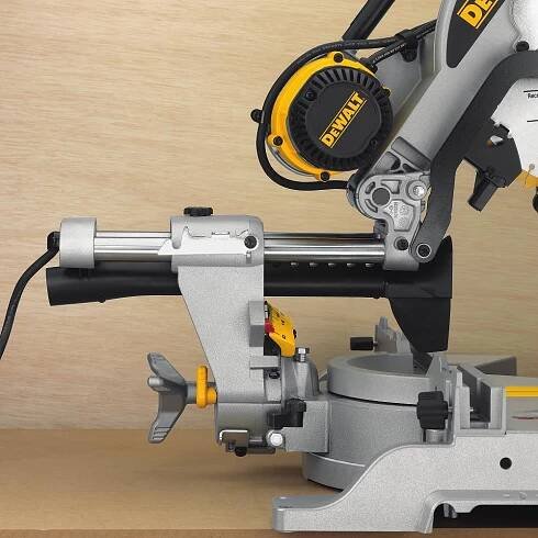 DWS780 DeWALT Pokosová pila s posuvem a systémem XPS, 1675W