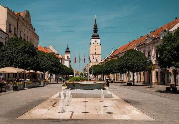 Problematickú fontánu pred radnicou v Trnave nahradí nová. Do súťaže prišli desiatky návrhov