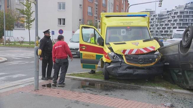 Následky nehody ve Strašnicích
