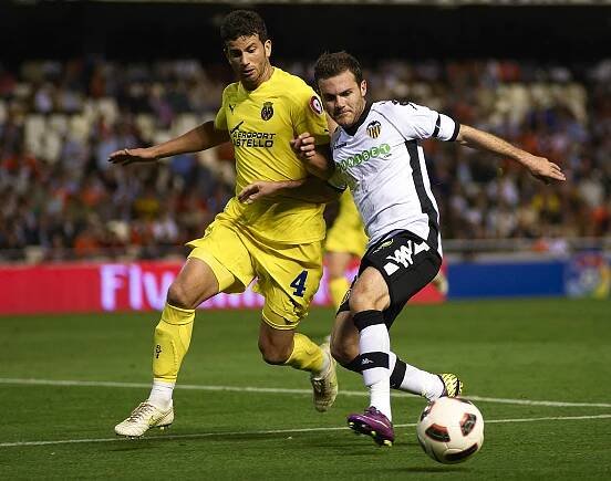 Mateo in 2011 against Valencia and Juan Mata