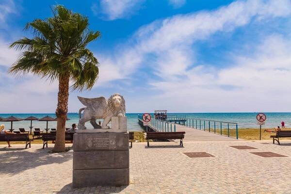 larnaca, kypr - 29. května 2014 : pohled na sochu okřídleného lva na promenádě ve foinikoudes, v jižním pobřežním městě larnaca na středomořském ostrově kypr. - larnaka - stock snímky, obrázky a fotky