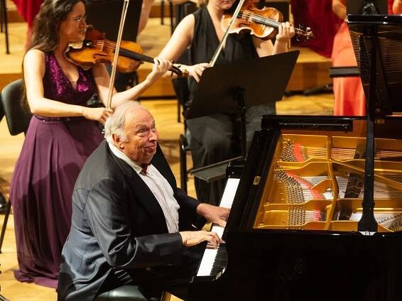 Jihočeská filharmonie zahájila sezonu. V čele se ženou. A zapojí i studenty