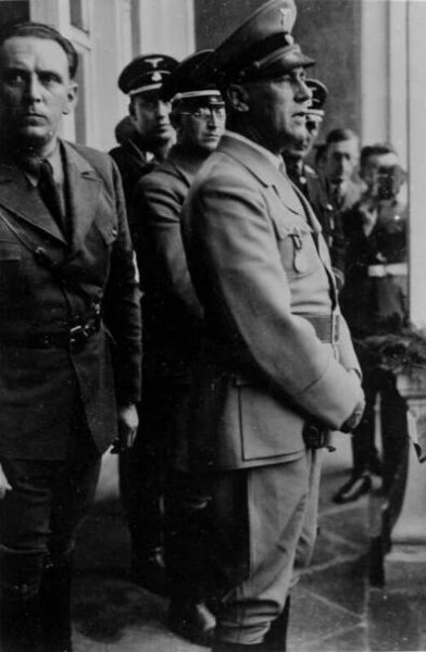 Soubor:Bundesarchiv Bild 121-0012, Sudetenland, Besuch Wilhelm Frick.jpg