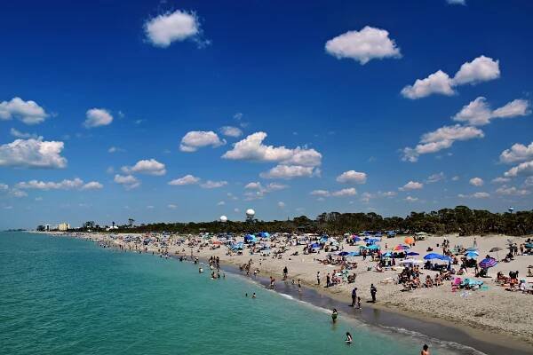 Základová fotografie na téma americké pláže, atlantické pobřeží, barevné deštníky, beachgoers, benátky, cestování ve volném