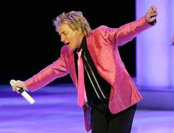 Legendární Rod Stewart se vrátí do Prahy. Přiveze největší hity