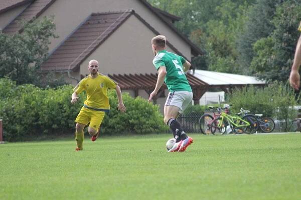 SK Bělkovice-Lašťany - Sokol Kovalovice. Marek Vinkler (v zeleném)