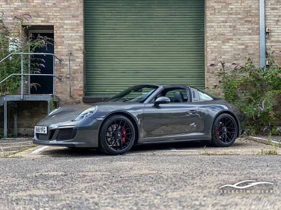 PORSCHE 991 911 TARGA 4 GTS - Selecting Gear