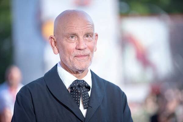 Americká filmová hvězda John Malkovich přijede 26. července do Kroměříže. V rozhovoru prozradil, jak se těší