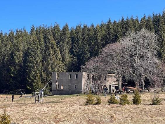 Krušnohorská ves, opuštěná s odsunem Němců, ožívá. Vzpomínat do Königsmühle přichází poslední rodačka