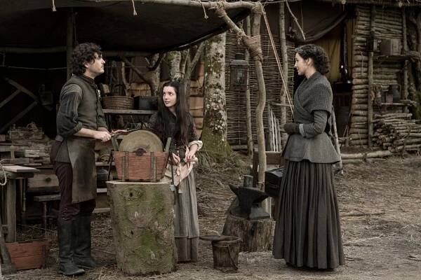 Alexander Vlahos, Jessica Reynolds, Caitríona Balfe - Cudzinka - Allegiance - Z filmu