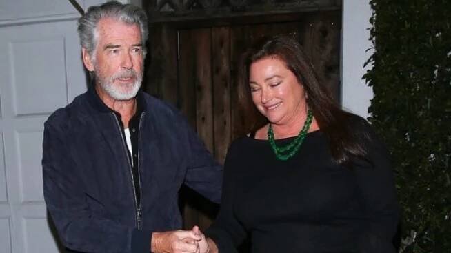 Láska jako trám i po 22 letech. Pierce Brosnan vyvedl milovanou manželku na romantickou večeři