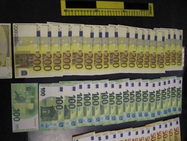 Cizinec platil falešnými bankovkami, které se používají při natáčení filmů
