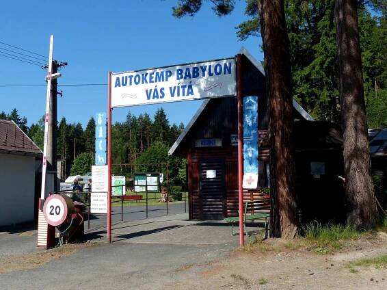 Lidé se do autokempu vracejí, dokonce chtějí stejné chaty