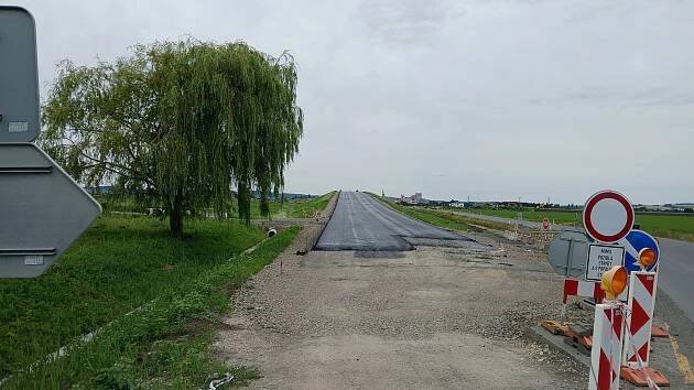 Jedno z dopravních omezení v okolí Holešova končí, otevře se most u Všetul