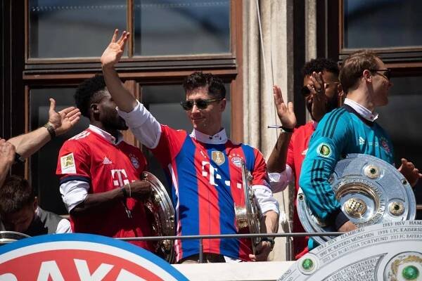Wenige Wochen später verkündete er dann: „Meine Geschichte beim FC Bayern ist vorbei.“ Das sorgte für Spannungen mit der Vereinsführung. Lewandowski wechselte daraufhin zum FC Barcelona. 