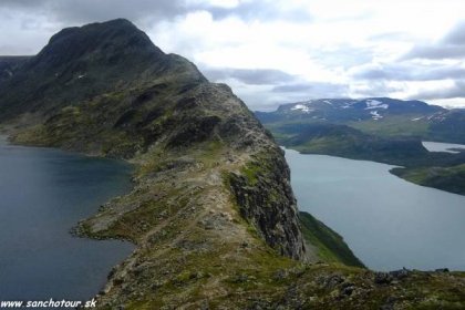 Nórska-národná-túra-prechod-hrebeňa-Bessegen-nad-jazerom-Gjende